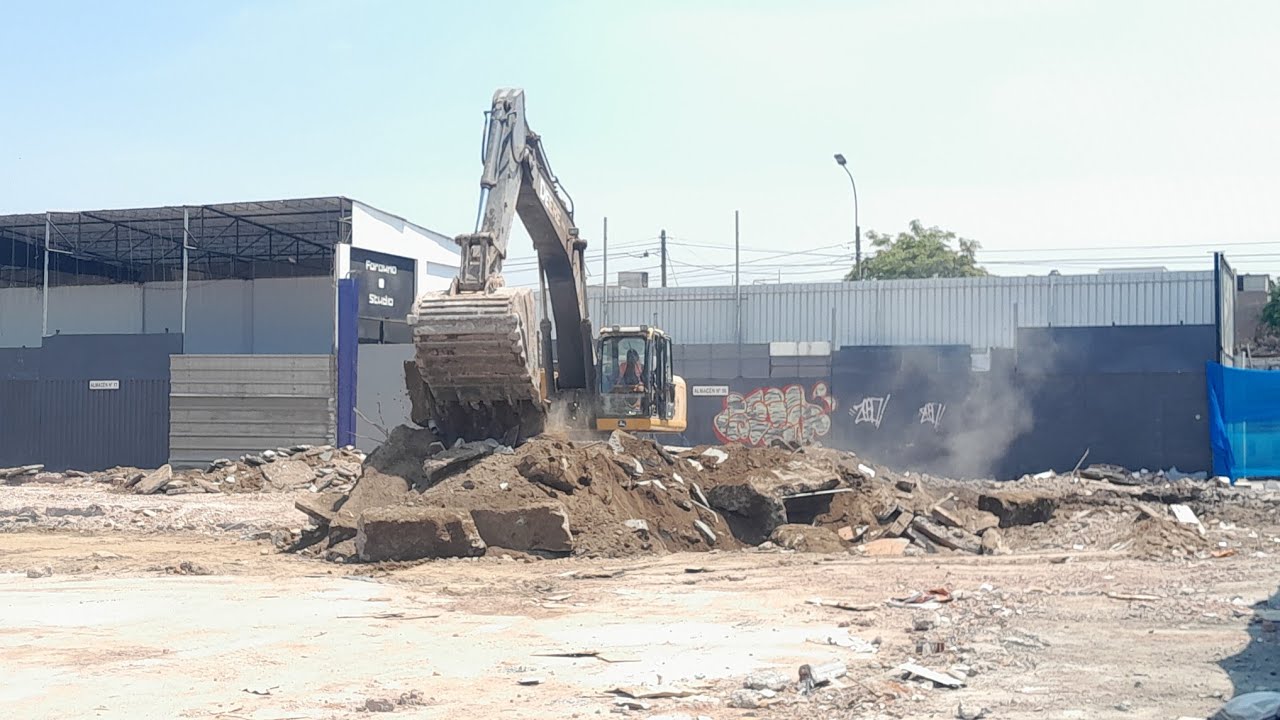 Desde el Jr.Juan Soto Bermeo en horas de la mañana siguen los trabajos para la Via Expresa Sur.Surco