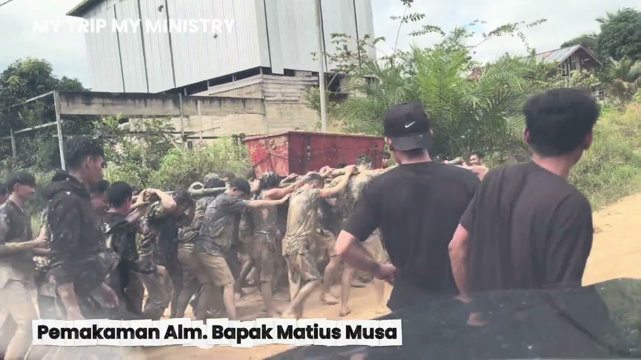 MENGANTAR JENAZAH  DENGAN CARA DI ARAK ARAK. INI TRADISI ORANG TORAJA 