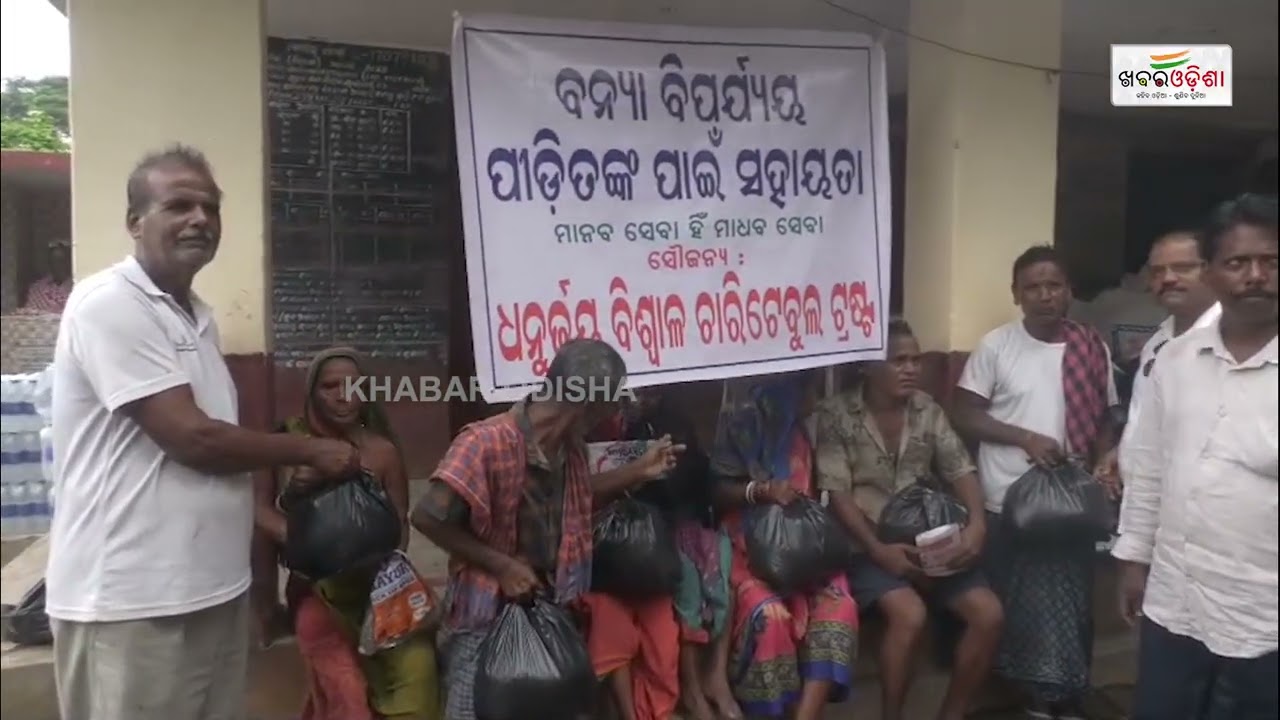 Young Social Worker Provides Dry Food To Flood Victims In Kendrapara | Khabar Odisha