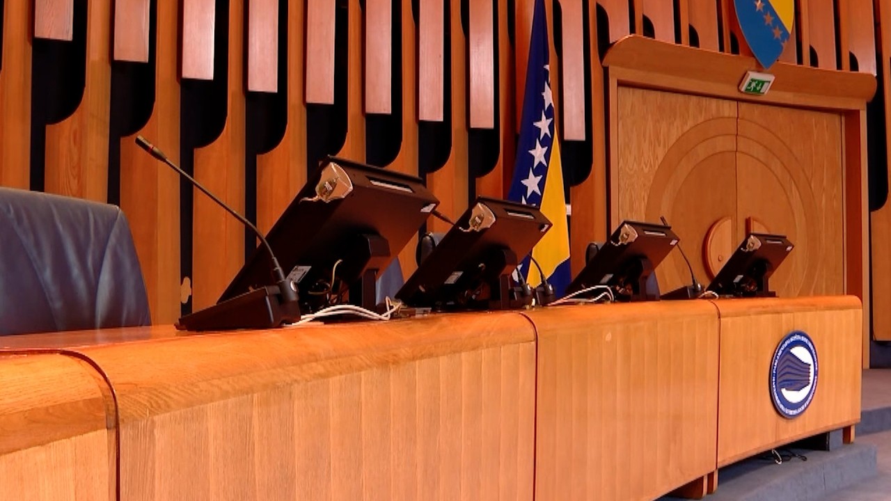 Od 21:25 gledajte Plenum uživo: Može li ukidanje akciza na naftu proći Dom naroda?
