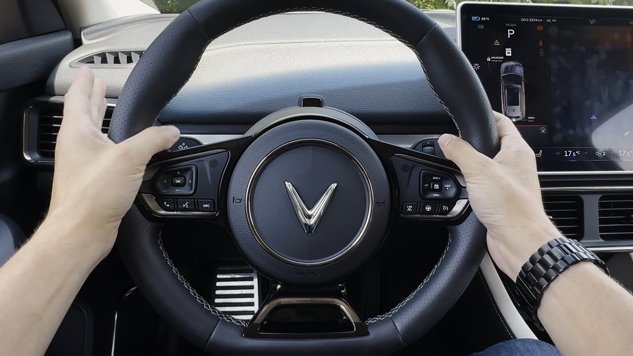 Steering Wheel and HUD in the VinFast VF8