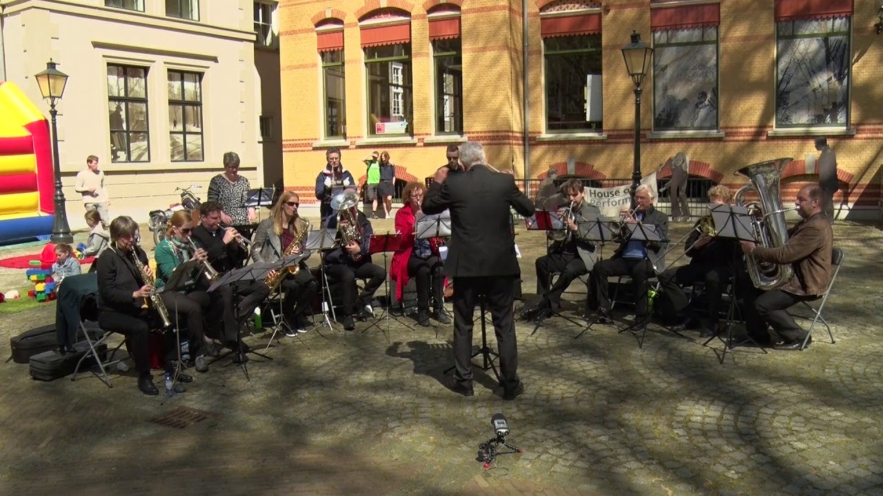 Soci&eacute;t&eacute; R&eacute;aliste - Universal Anthem Het Utrechts Archief - performance - 01/05/2016