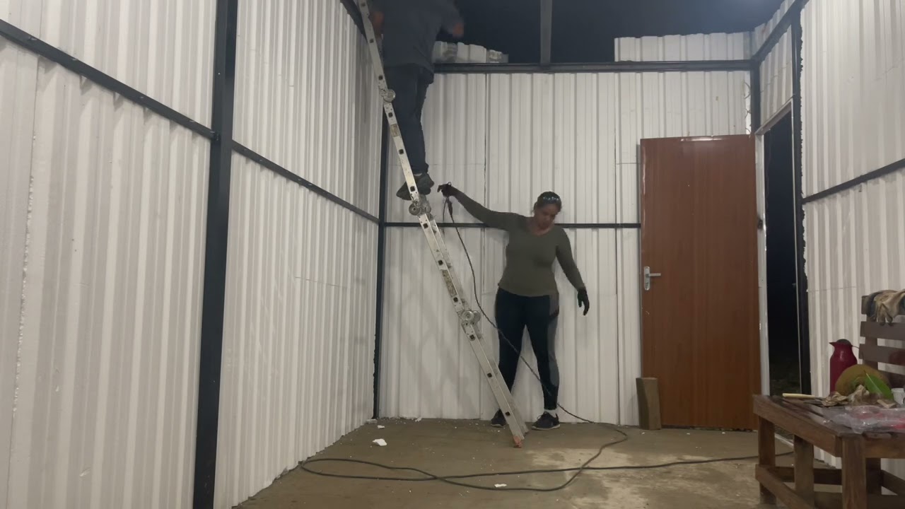 Casa com estrutura metálica e telha semi sanduíche.