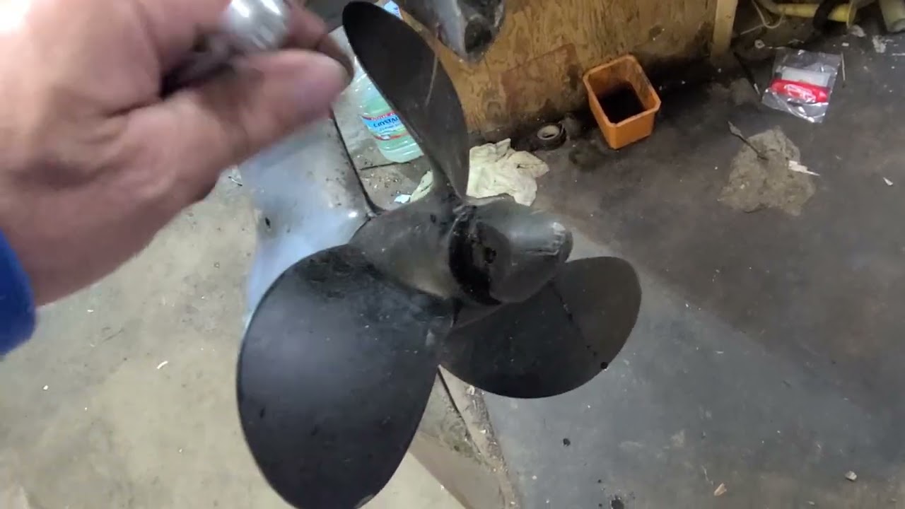 1966 Evinrude 18hp Dropping lower unit for impeller service #omc #vintage #evinrude