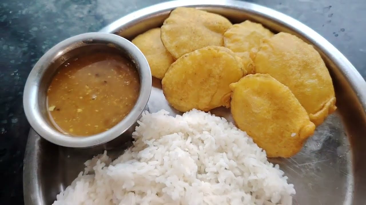 आजची झटपट थाळी-4 नुसत्या सुगंधानेच खावीशी वाटेल  मालवणी पद्धतीची अख्ख्या मसूरची आमटी सोबत बटाटा भजी