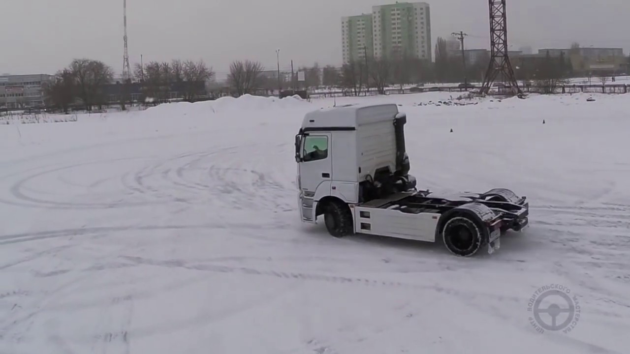 Контраварийная подготовка водителей грузовиков. Driving a car on ice.  Training of test drivers.
