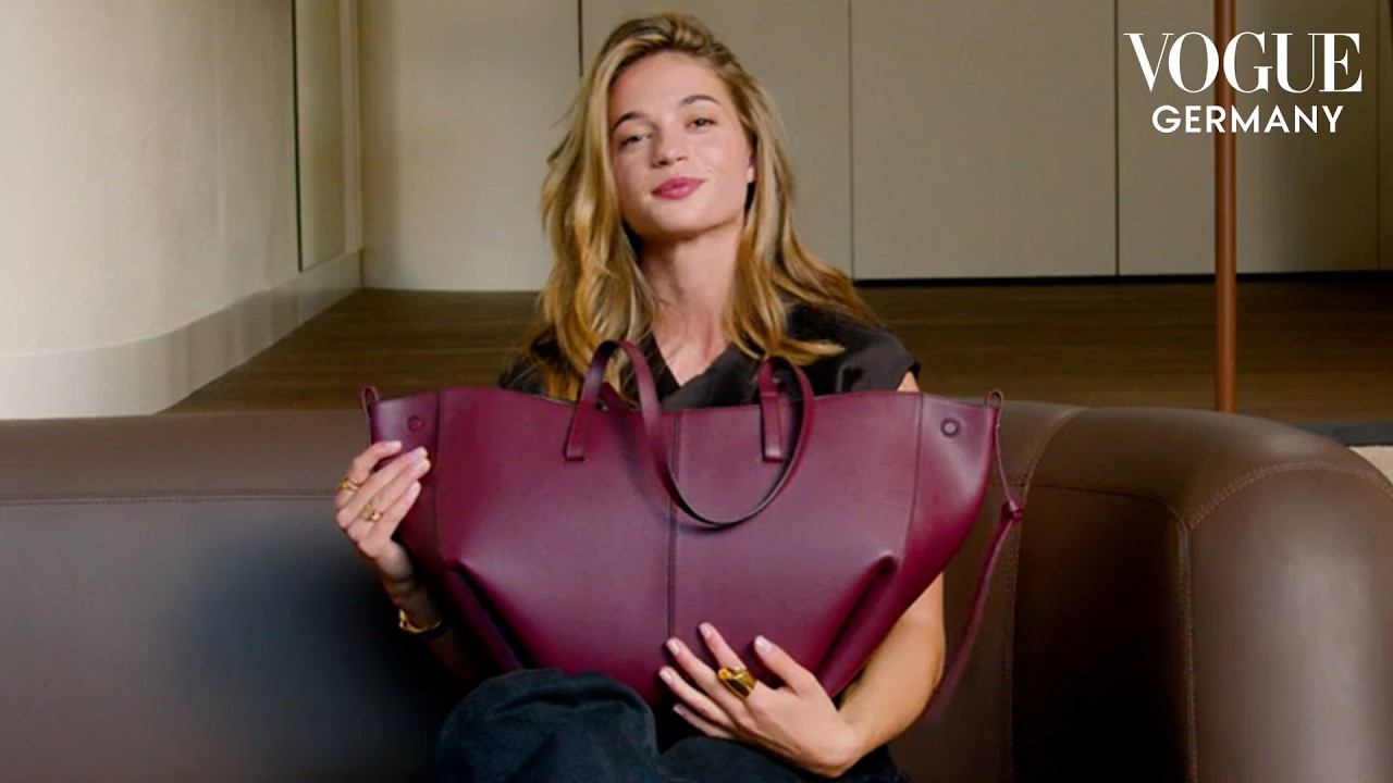 Lisa-Marie Koroll &ouml;ffnet ihre Tasche &ndash; mit Sportb&auml;ndern & Hundesnacks | In the Bag | VOGUE Germany