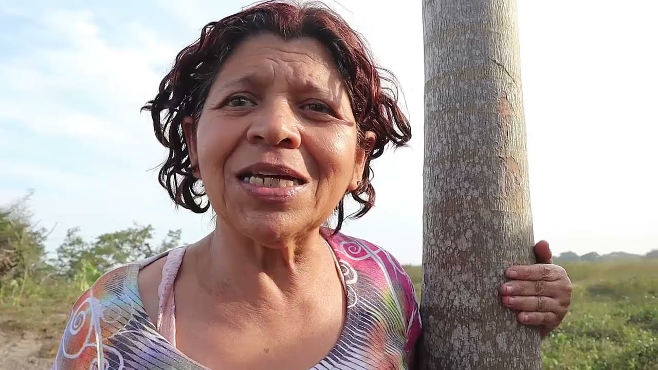 doña lety tira el pescado al suelo luego se arrepiente y se lo come con tierra