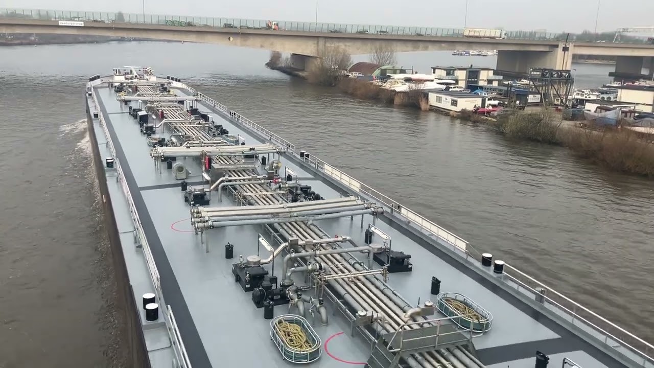 Oase binnenvaart tankschip gefilmd vanaf Nesciobrug