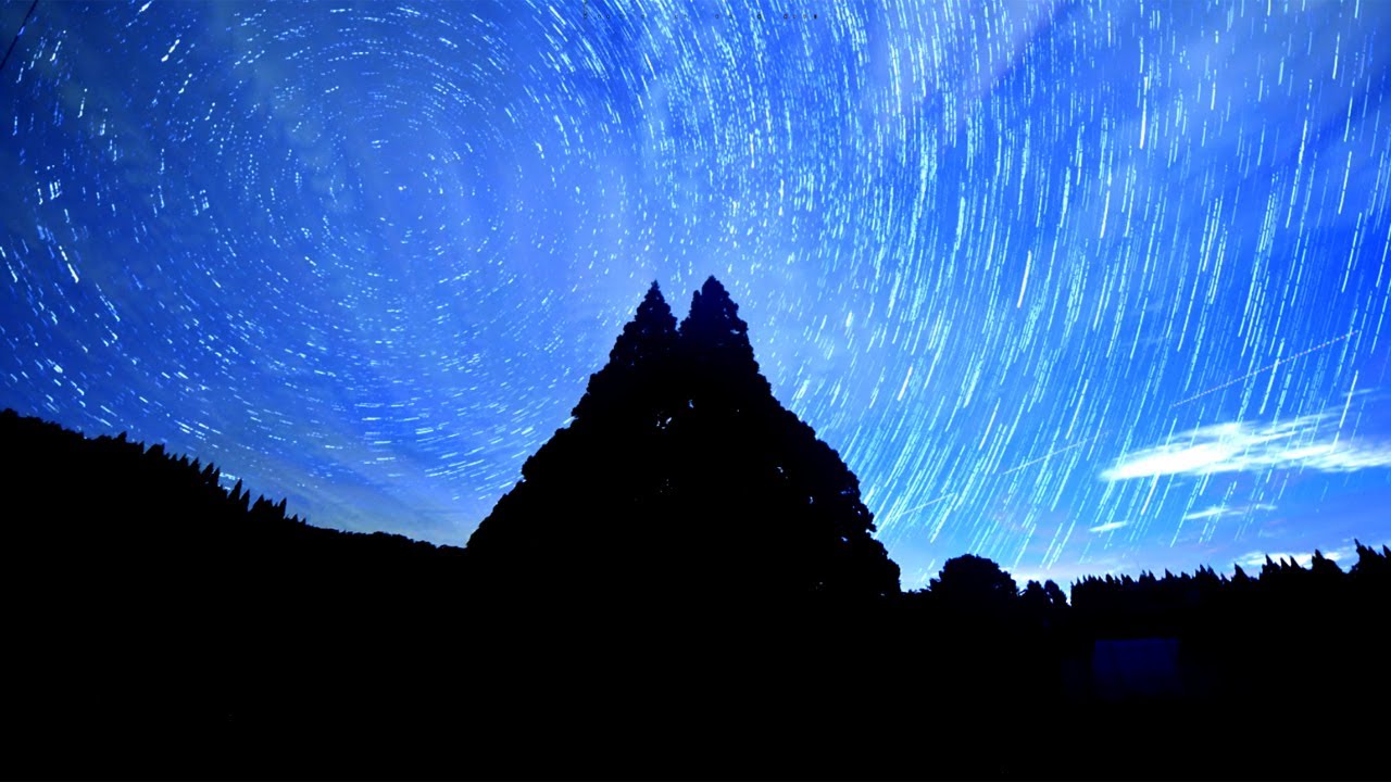 満天の星にトトロ　山形県鮭川村「小杉の大杉」