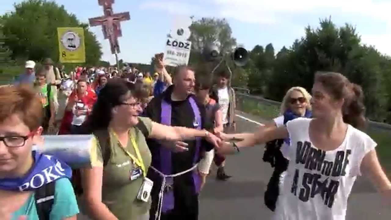 89. Piesza Pielgrzymka Ł&oacute;dzka - grupa 8 tańczy walca