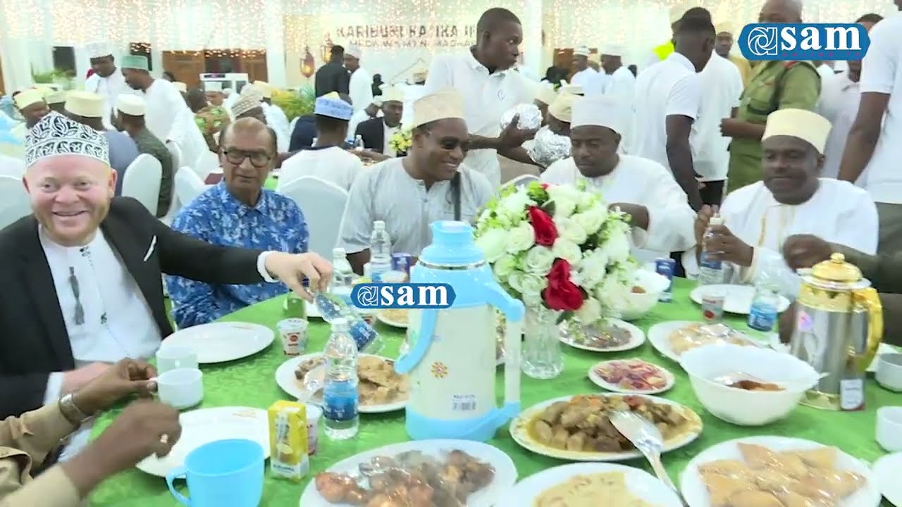 RAIS MWINYI AJUMUIKA NA WAUMINI FUTARI YA PAMOJA MJINI MAGHARIBI