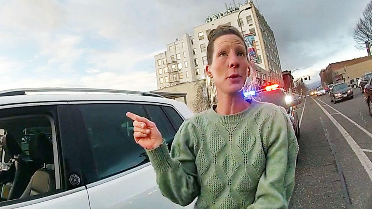 «Я работала в службе защиты детей!» Водитель, ехавшая по встречной полосе, считает себя выше закона.