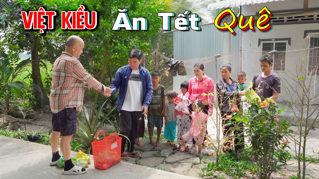 Việt kiều về quê ăn Tết, chia sẻ niềm khó khăn, tặng thịt heo, trứng, lì xì cho 5 gia đình khó khăn