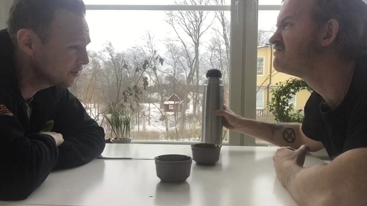 Andreas och Fredrik &auml;ter semla.