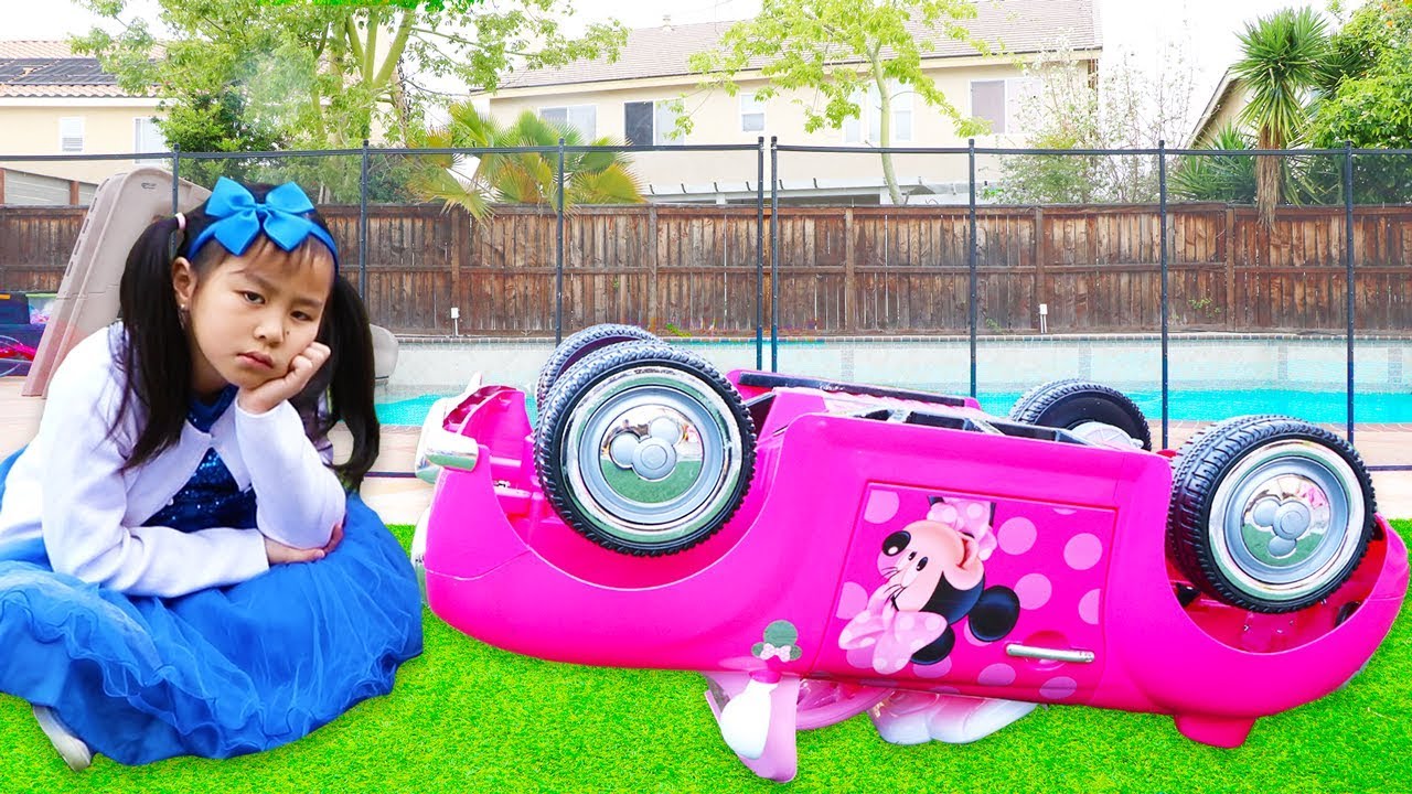 Emma & Jannie Pretend Play w Minnie Mouse Ride On Car Toy