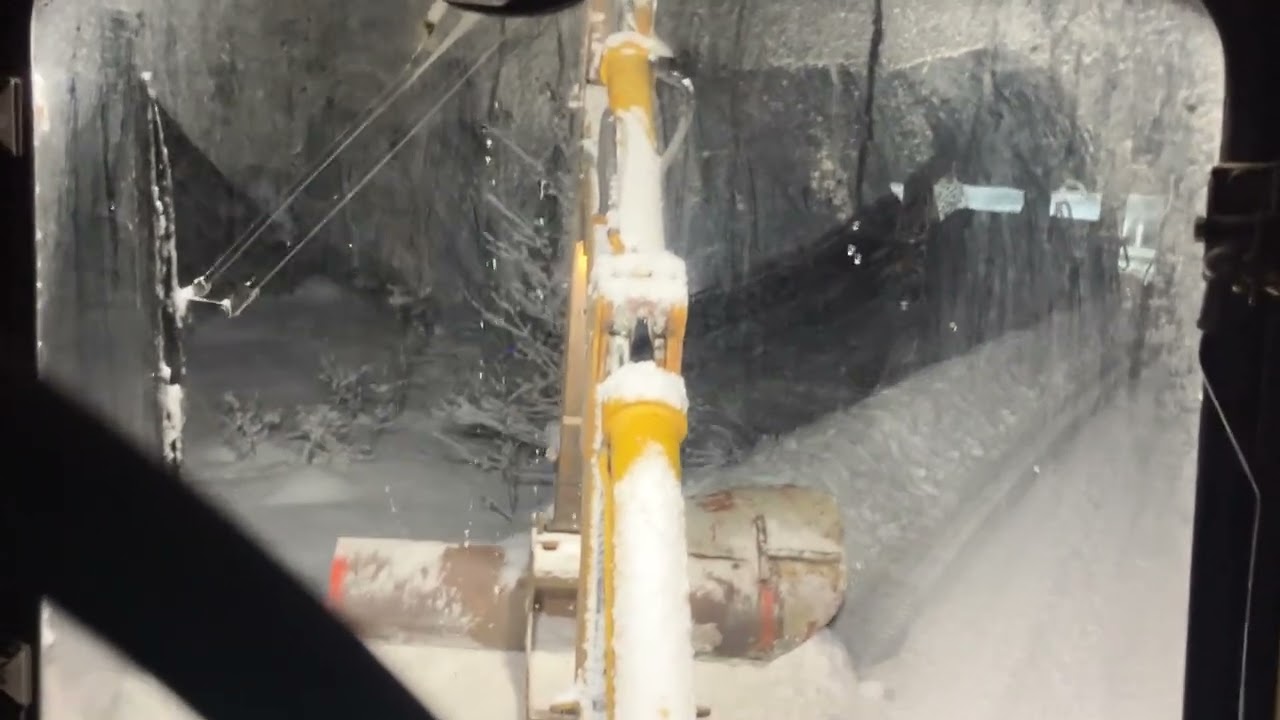Hydrema 807 skär vallar med vinge
