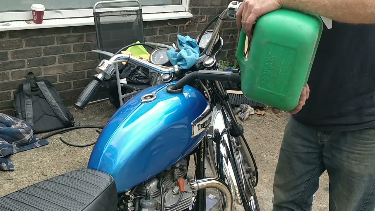 triumph Bonneville, t120, 1972, mikuni, kick start, first start up attempt, exhaust sound, ???