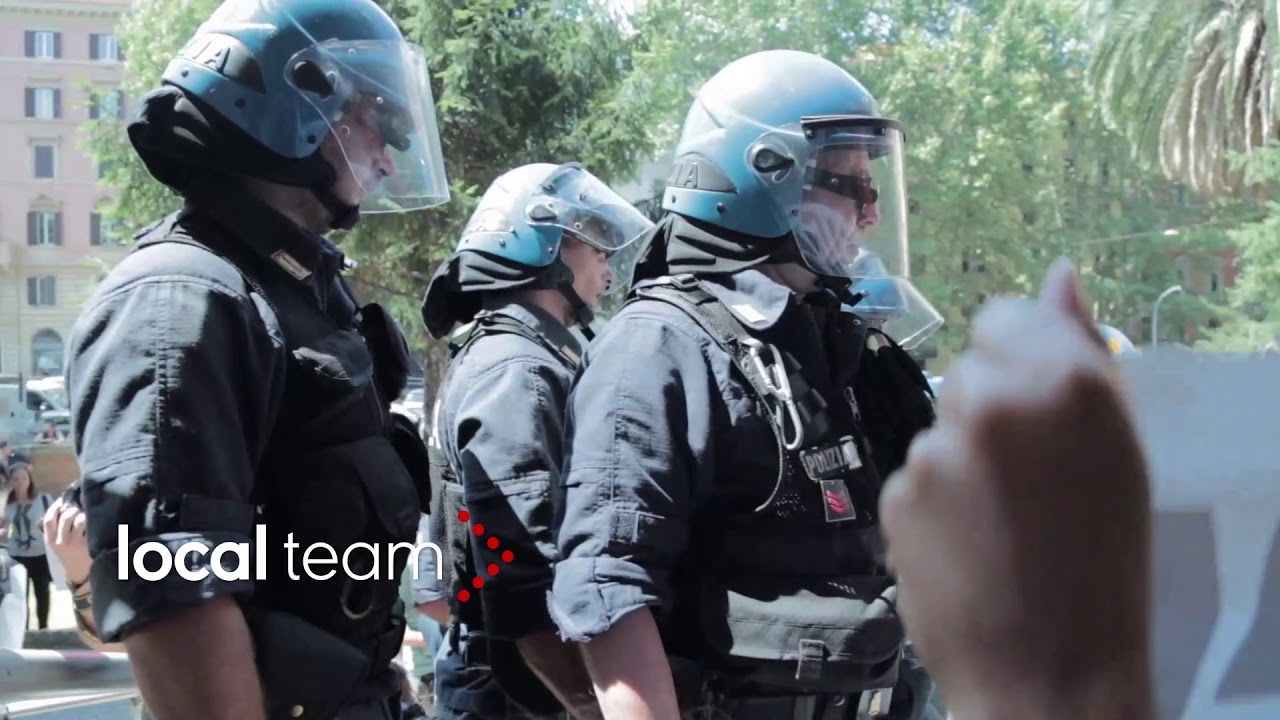 Migranti, protesta pro-migranti davanti al Mit: interviene la polizia