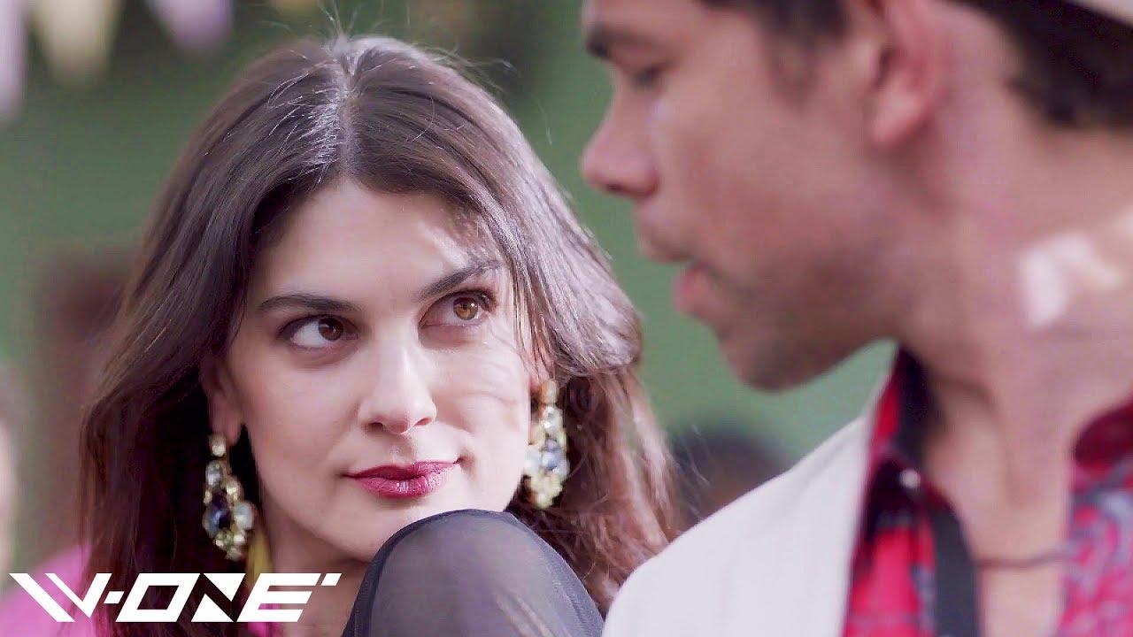 V-One | Aquí Me Quedo ft. María Colores - Gemelas Chilevisión