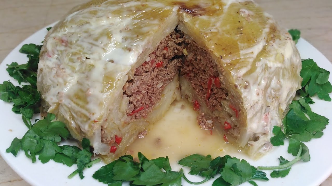 Laker e mbushur me mish te grire, e vecante si torte.