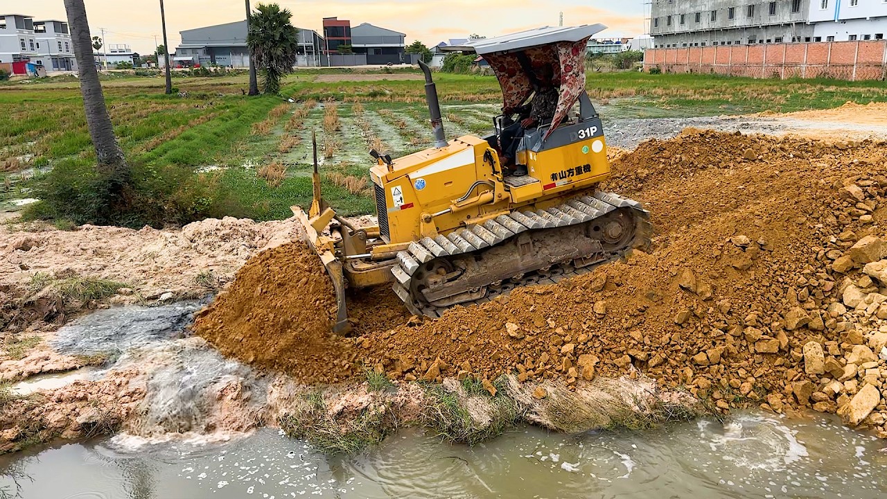 Nice To part from landfilling site! Filling the Dirty  with d31p komatsu dozer and big truck