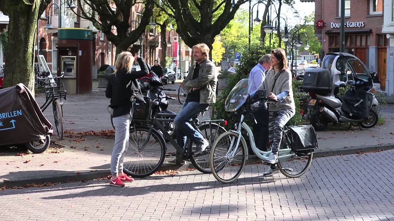 Victor Reinier geeft Penoza de middelvinger.