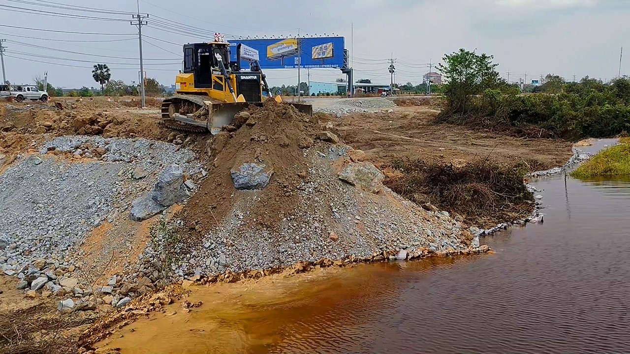 New skill dozer SHANTUI DH17 C3 pour stone & soil delete deep pond from road with dump truck