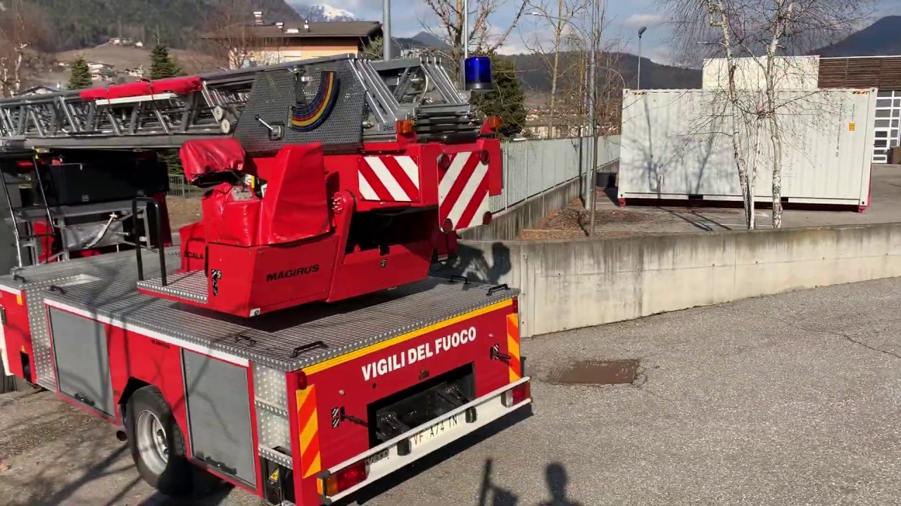 Partenza autoscala vigili del fuoco Cles per incendio abitazione