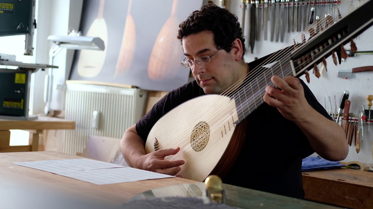 Eitan Hoffer trying out his new Dieffopuchar archlute