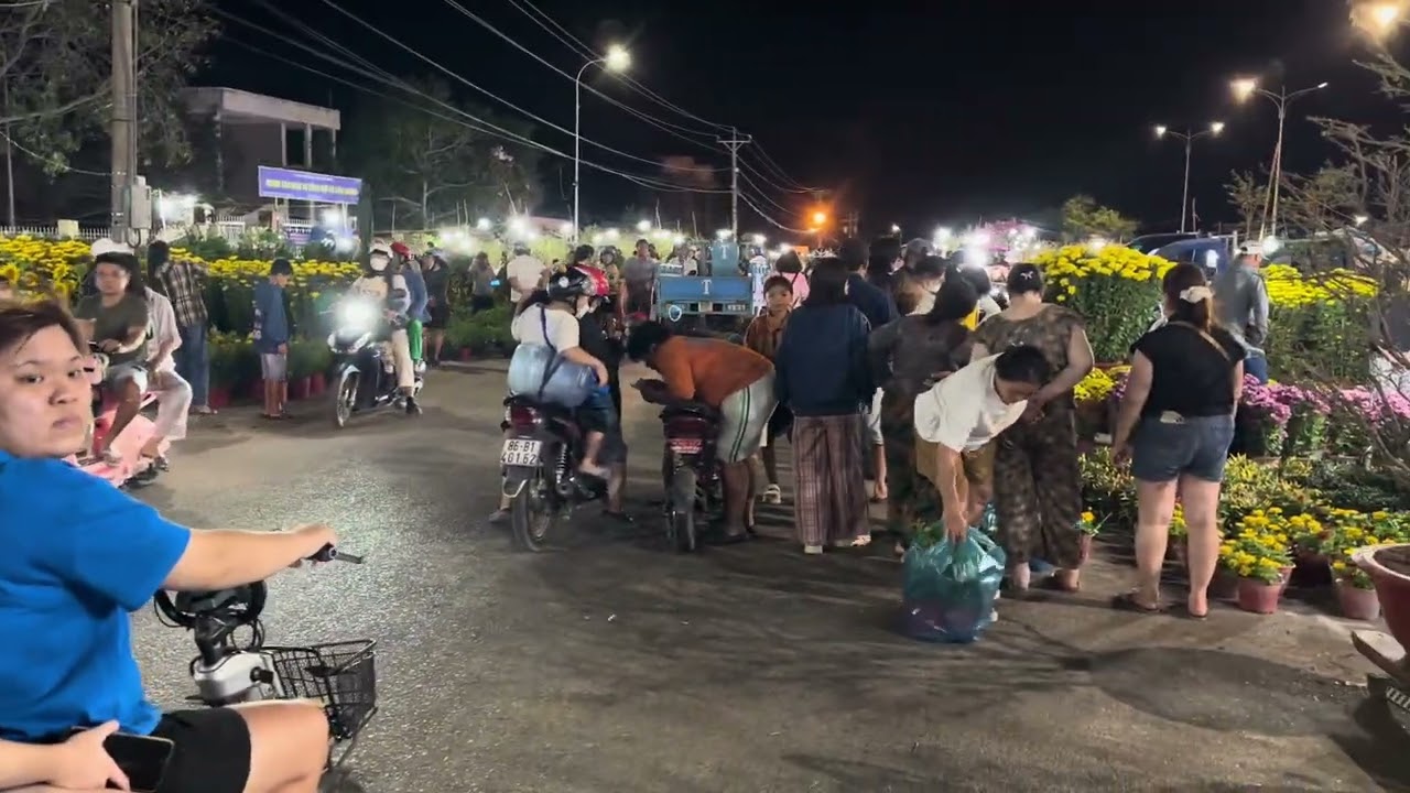 Hello.   Mời cả nhà mình xem chợ Hoa xã liên Hương.  Ngày 24   Âm lịch nha cả nhà 