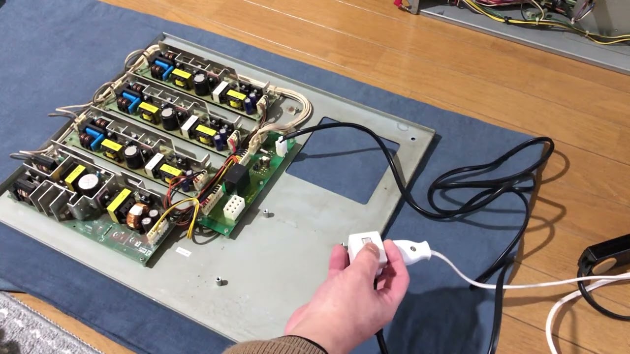 [アーケード基板]湾岸ミッドナイトマキシマムチューン 3シリーズ[namco／SYSTEM N2]で使用可能な電源の動作確認の様子2025年12月27日