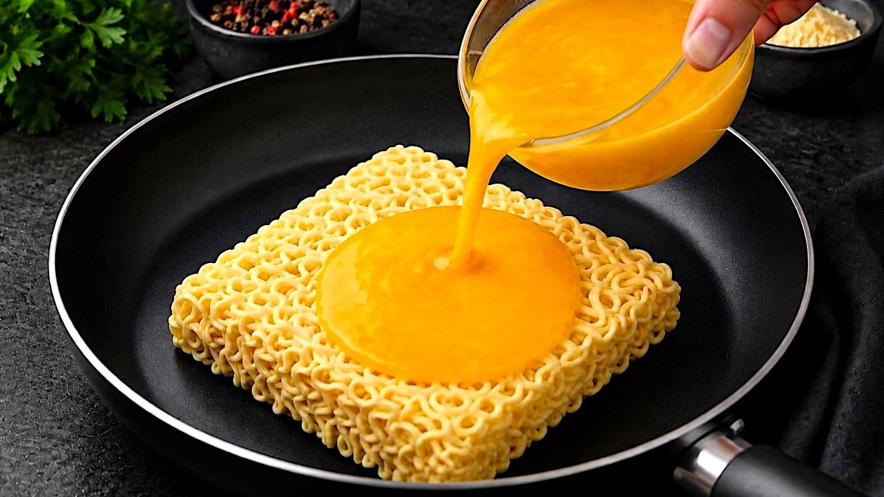 Schnelles Rezept! Ein einfaches Abendessen! Gießen Sie Eier über Instantnudeln!