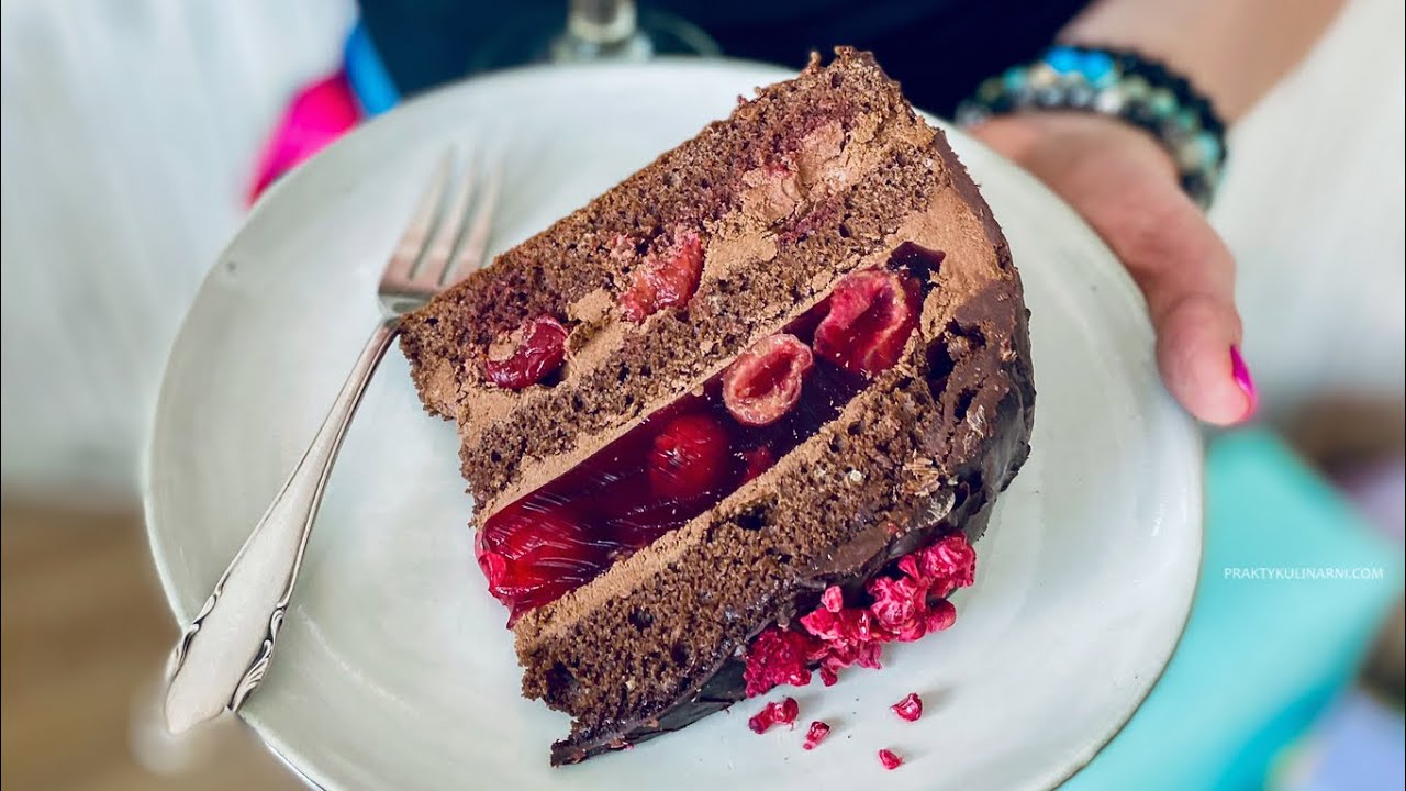 Tort czekoladowo-wiśniowy z galaretką, prosty przepis na tort urodzinowy.