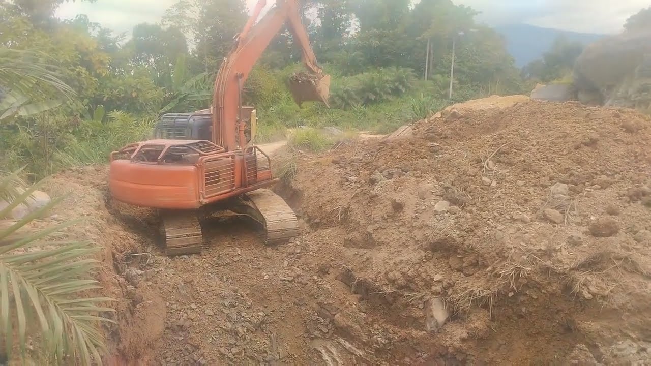 Excavator Hitachi 210 Loading Dumptruk Truck