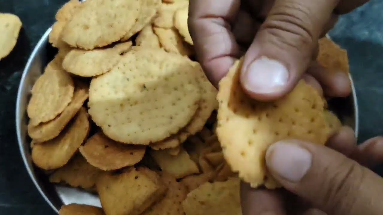 चाय का स्वाद दुगना कर देगी यह चटपटी मूंग दाल की मसाले दाल मठरी #MoongDalMathri #MasalaMathri #crispy