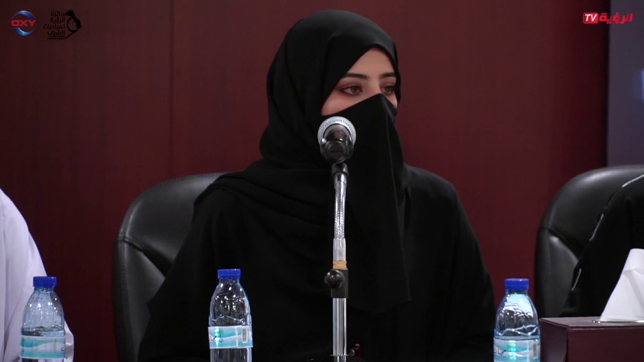 الجمهور يتفاعل مع الشاعرة ميثاء الغافرية في أمسية جائزة الرؤية لمبادرات الشباب
