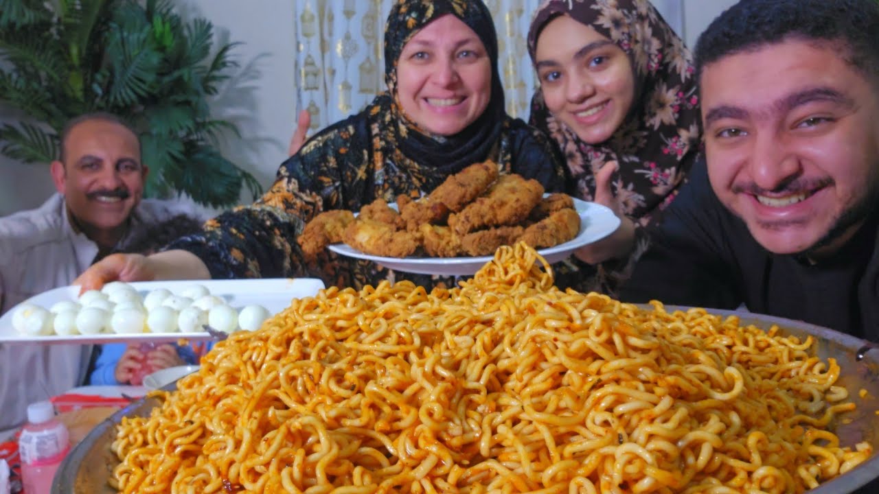 كان سحور وقلب بفطار على اكبر كميه من النودلز الكورى / وضحى جابت عصايه ملحوسه شطه ومبتضمضغش🤣