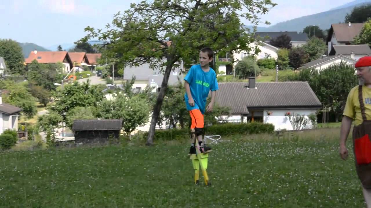 Initiation à la marche avec des échasses avec le Clown Vijoli à Courfaivre