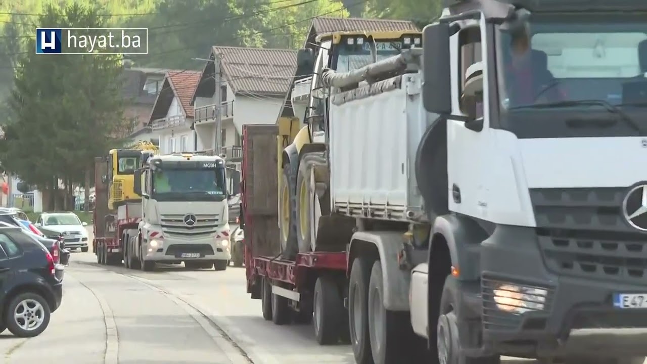 POGLEDAJTE RAZMJERE KATASTROFE U KISELJAKU: SVE JE POD VODOM, MEHANIZACIJA RAŠČIŠĆAVA ULICE