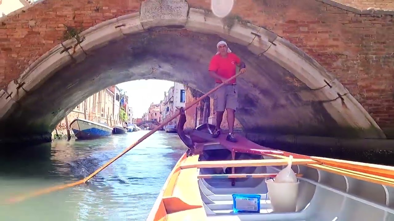 pupparino ad un remo nei rii di Venezia