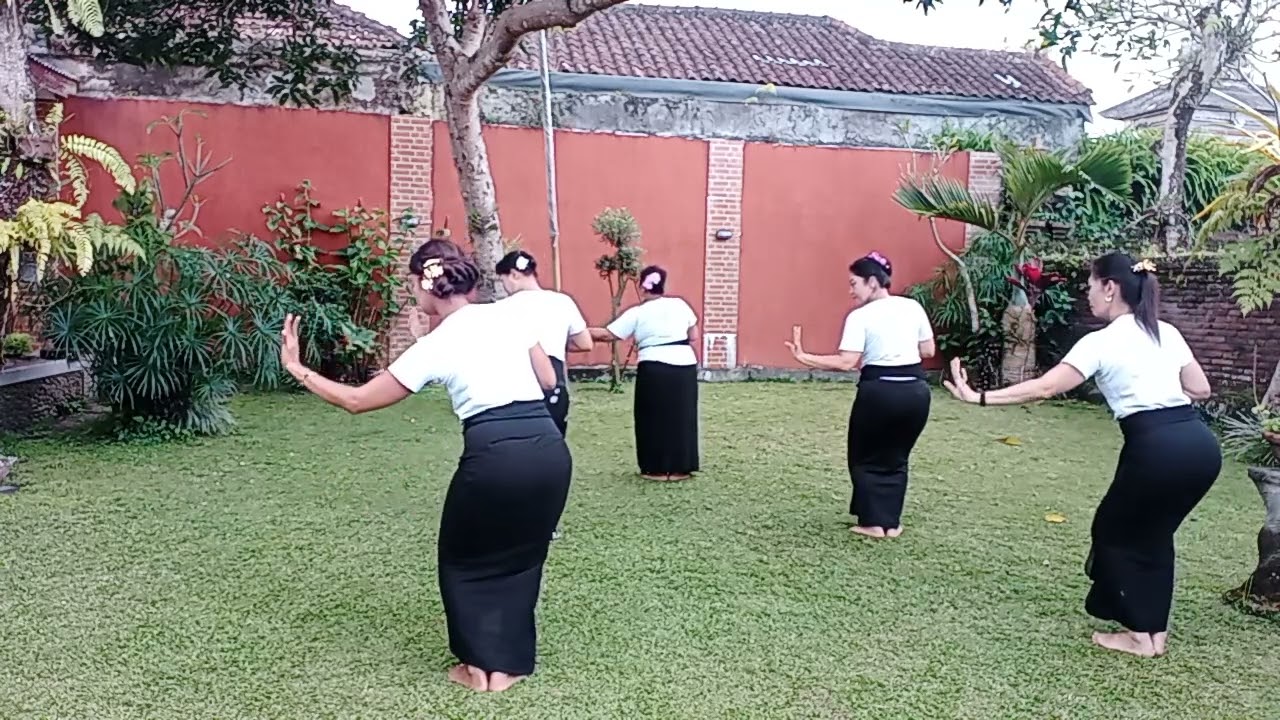 rejang taksu buana di bawakan ibu2 muda nan kece