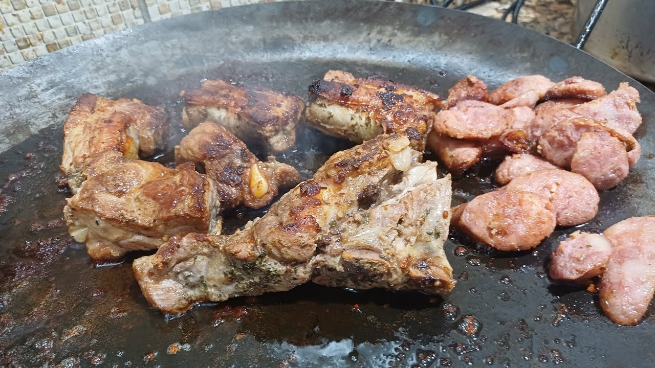 Fiz costela suína e linguicinha na chapa 