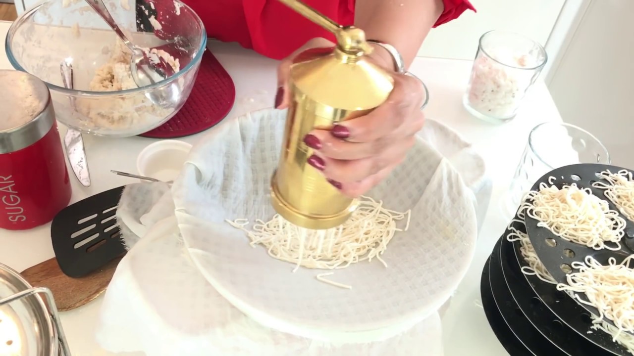 இடியாப்பம்  சுலபமாக பிழியலாம் Idiyappam (With English Subtitles) - Steamed Hoppers