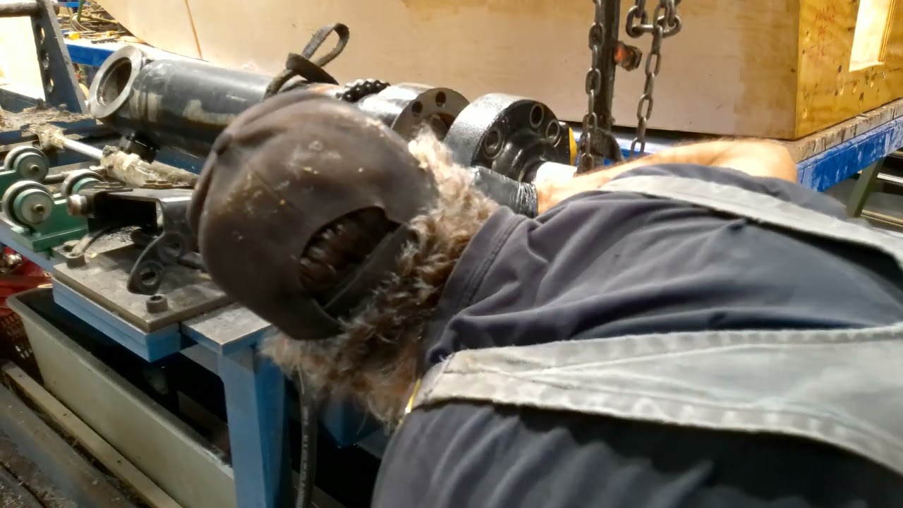 CAT 950 M LIFT CYLINDER INSTALLING ROD INTO BARREL PART 7