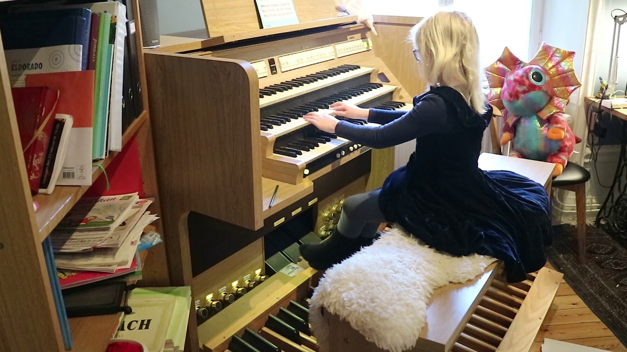 Clarissa 7 &aring;r spelar psalm 71 med eget koralf&ouml;rspel
