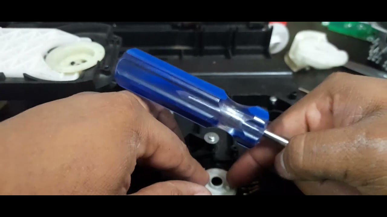 como reparar mecanismo de CDs  CUALQUIER SONY  GENEZI  DE 3 DISCOS DE BANDEJA GIRATORIA PARTE 1