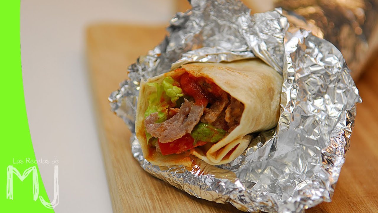 Dürüm Kebab de cordero con salsas de yogur y tomate