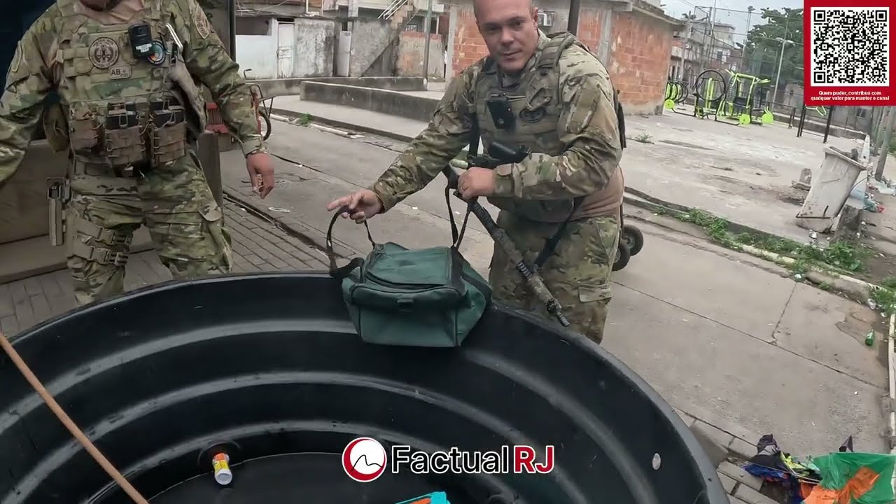 Policias Civis resgatam um filhote de jacaré durante operação em Manguinhos.