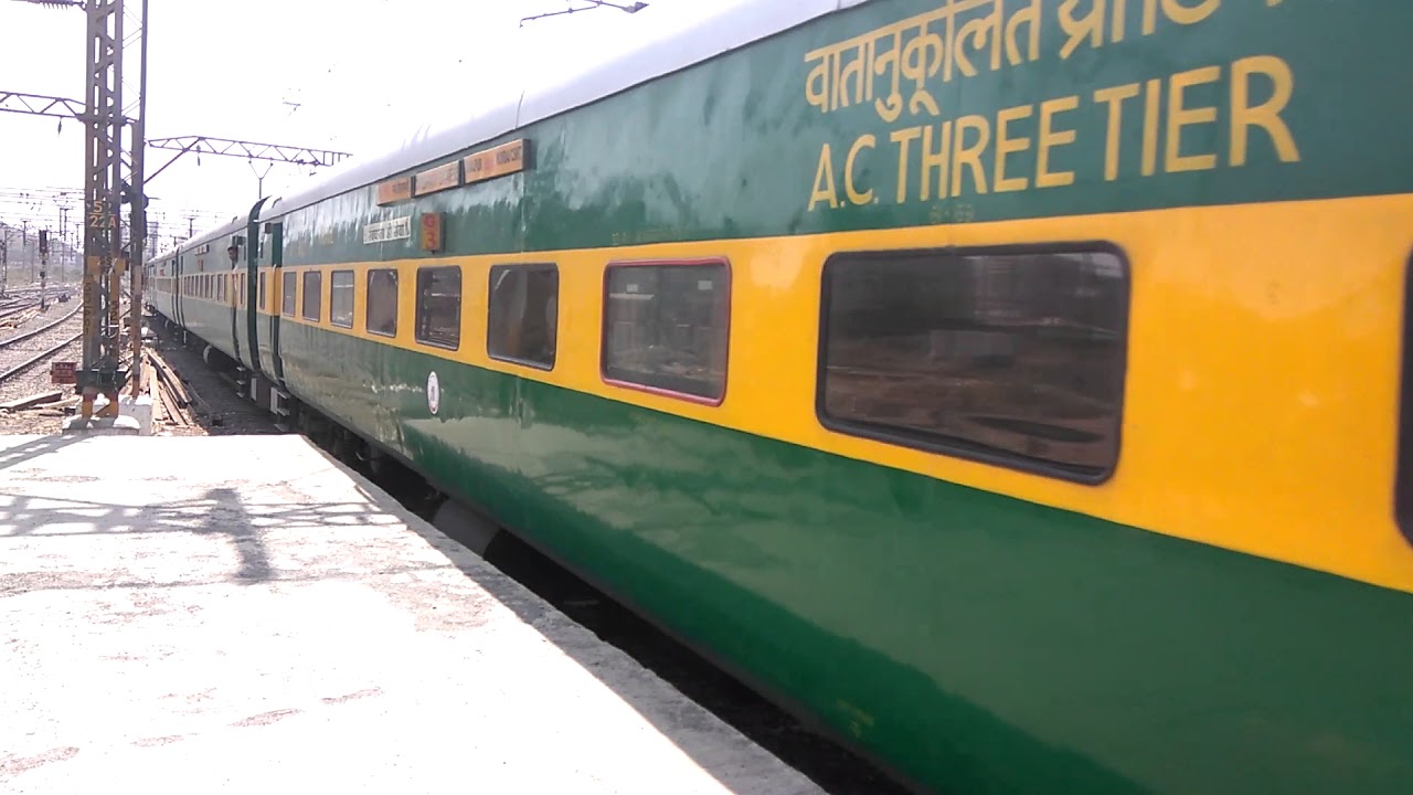 12188 Mumbai CSMT Jabalpur Garib rath express arriving at Kalyan Junction